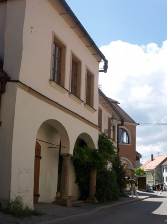 Před synagogou